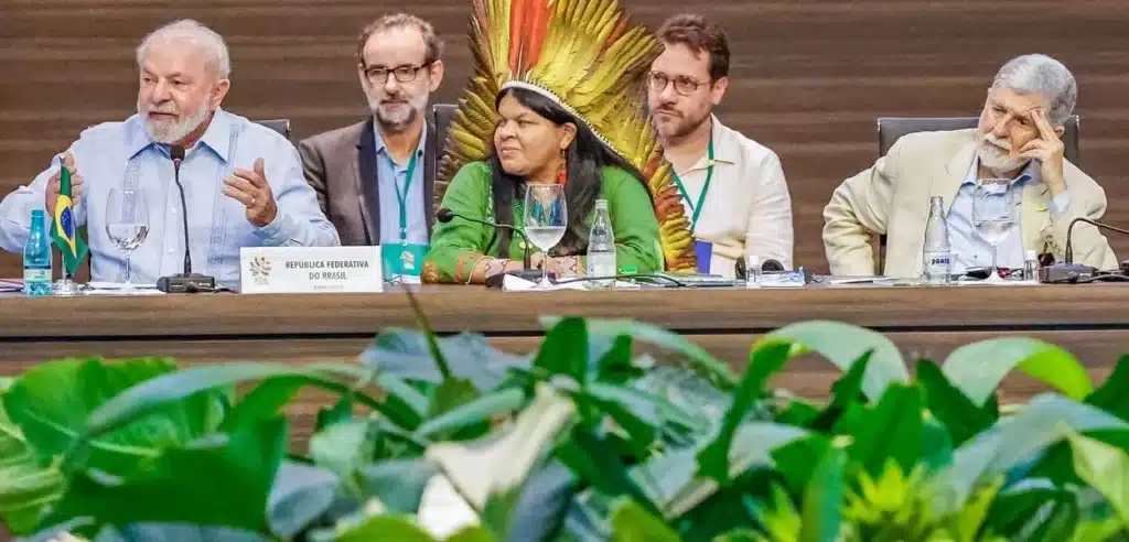 Representantes brasileiros liderando reunião sobre pacto ambiental global