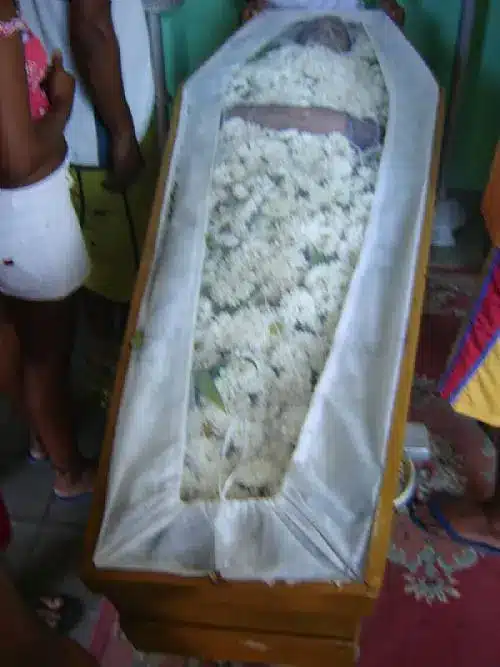 Mistério do chorinho vindo de um caixão durante o funeral