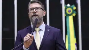 Político brasileiro apresentando projeto de semana de trabalho de quatro dias